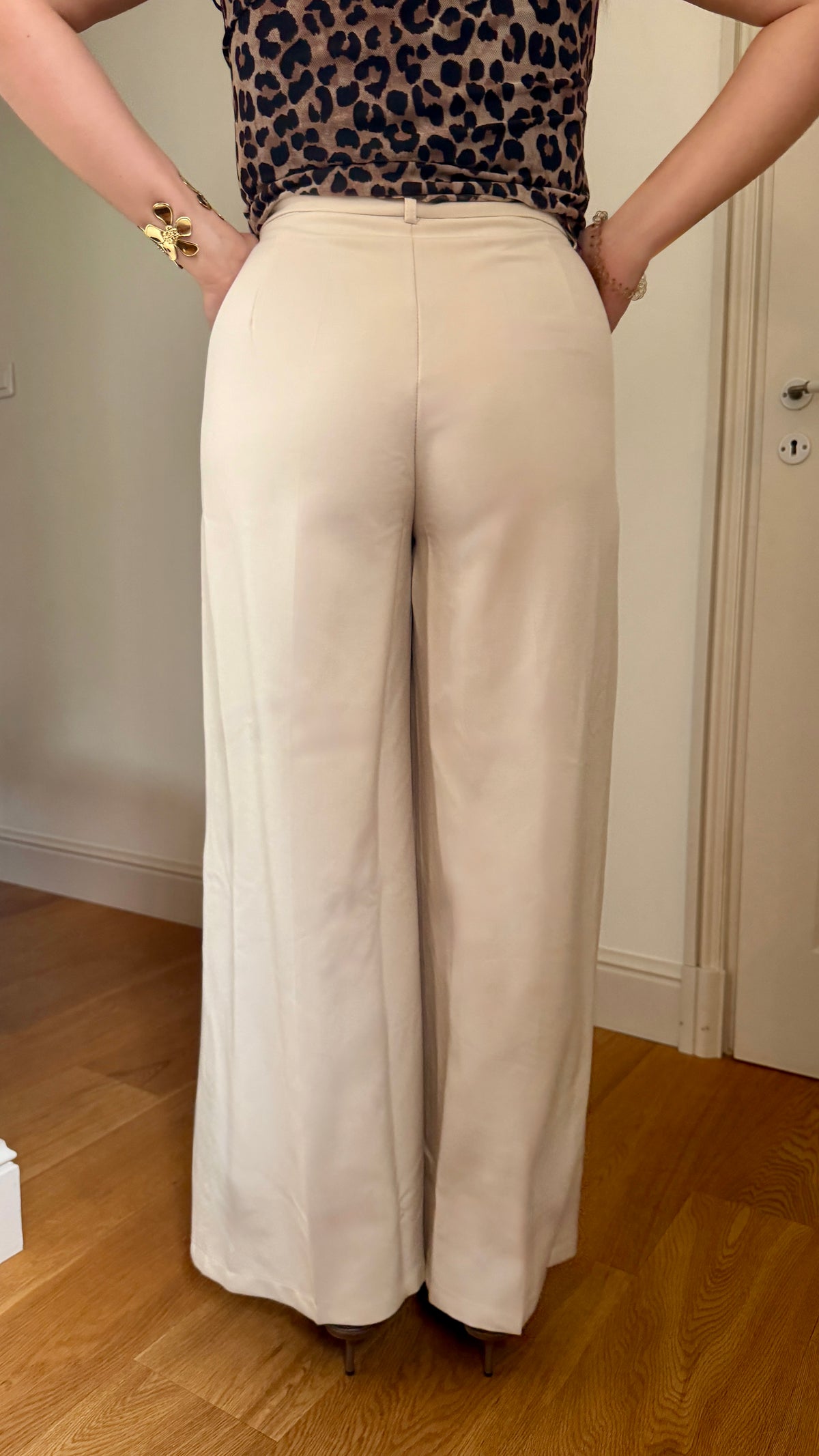PANTALON À PINCES DROIT BEIGE – SOFIA