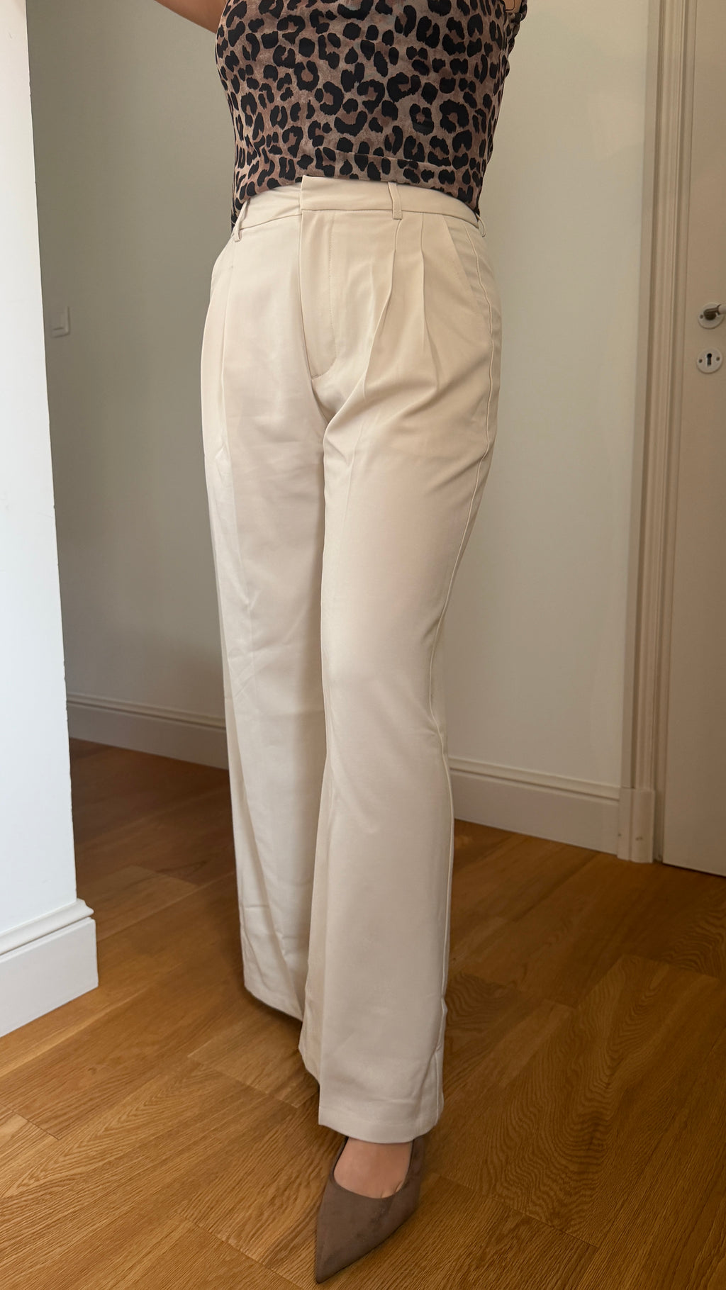 PANTALON À PINCES DROIT BEIGE – SOFIA