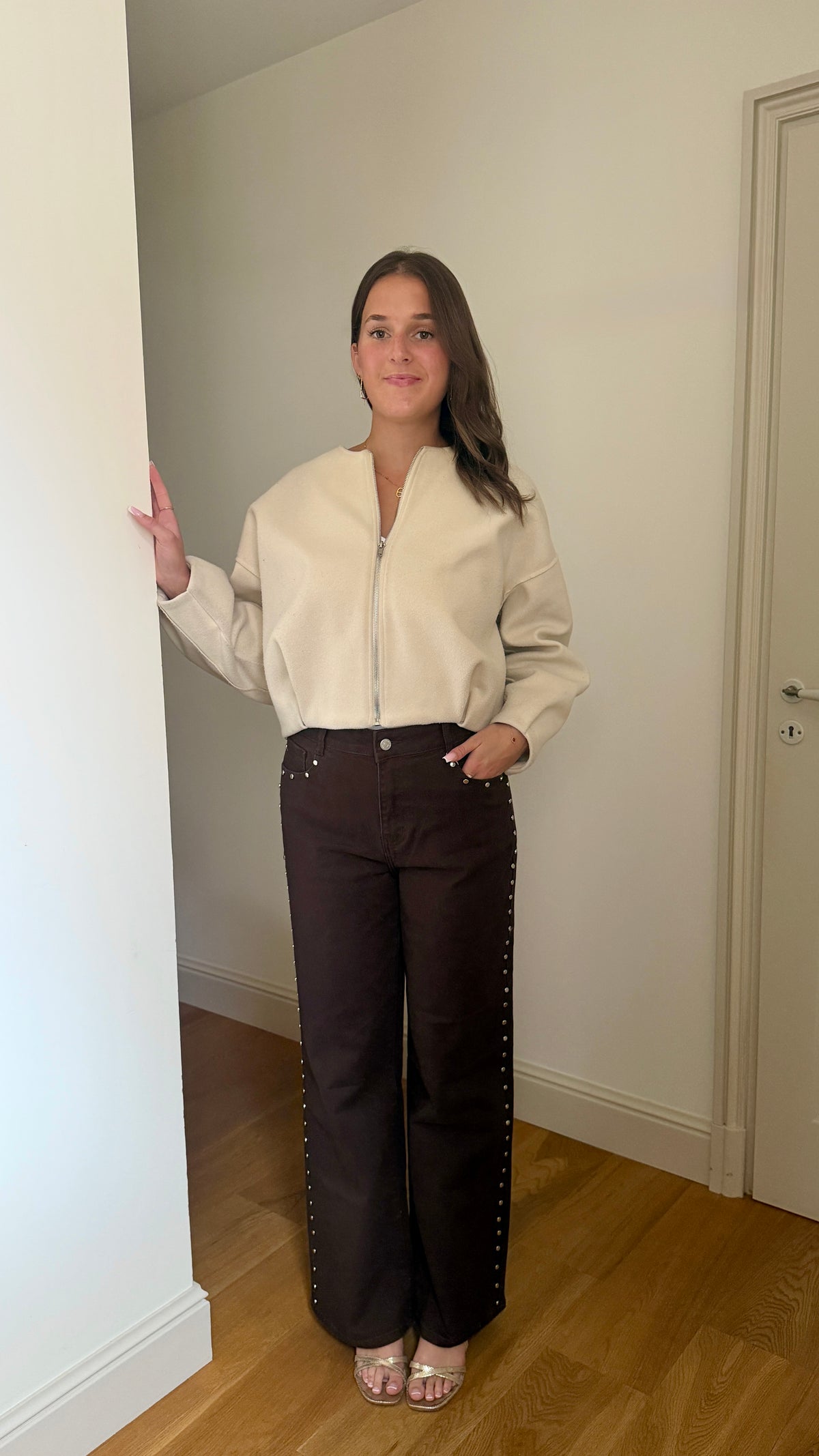 JEAN WIDE LEG CLOUTÉ MARRON - JULIA