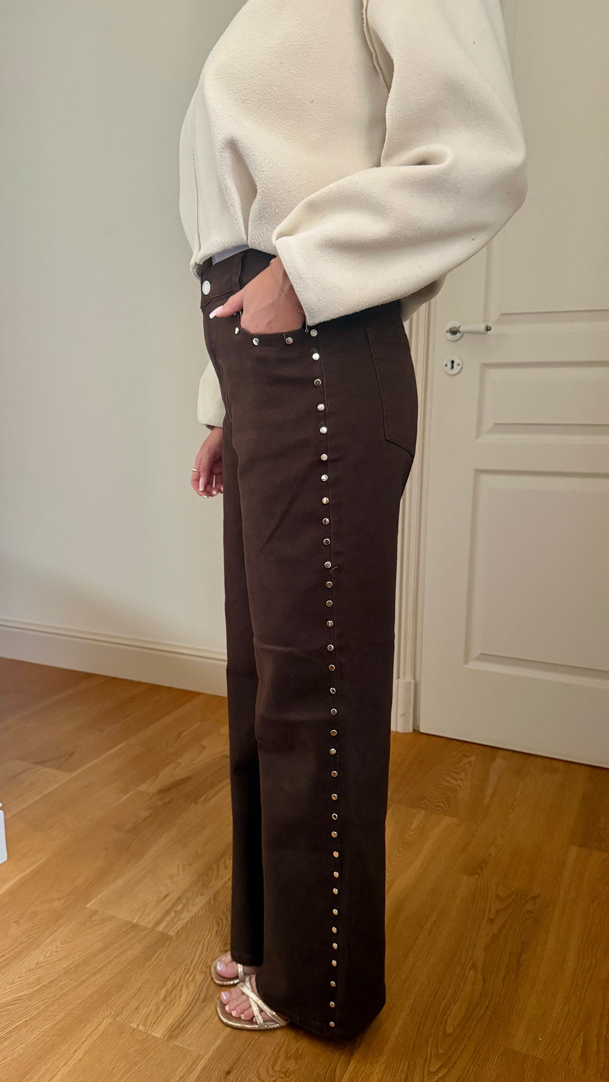 JEAN WIDE LEG CLOUTÉ MARRON - JULIA