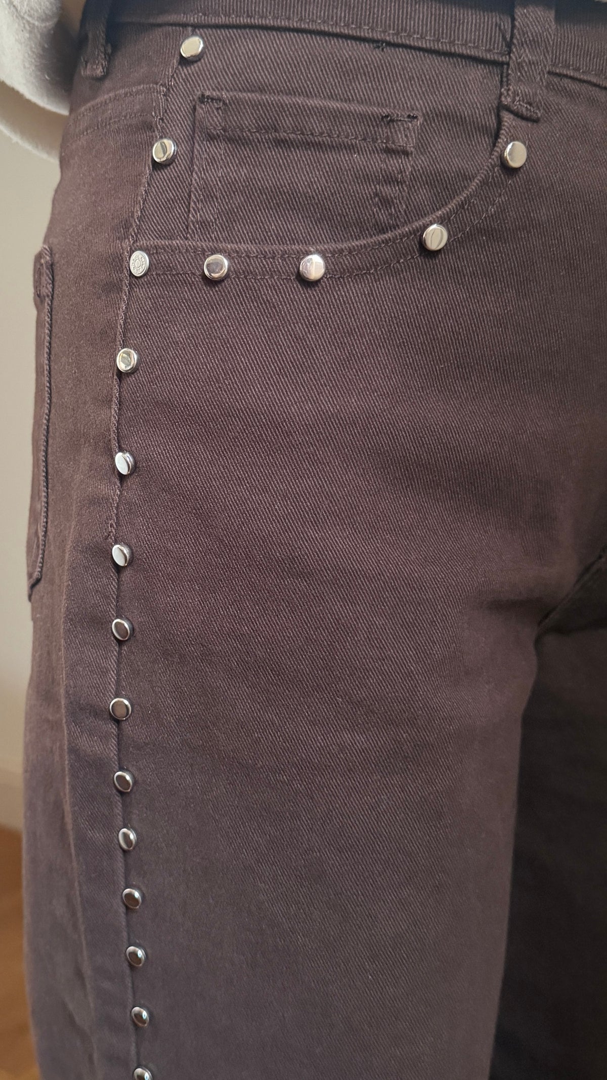 JEAN WIDE LEG CLOUTÉ MARRON - JULIA