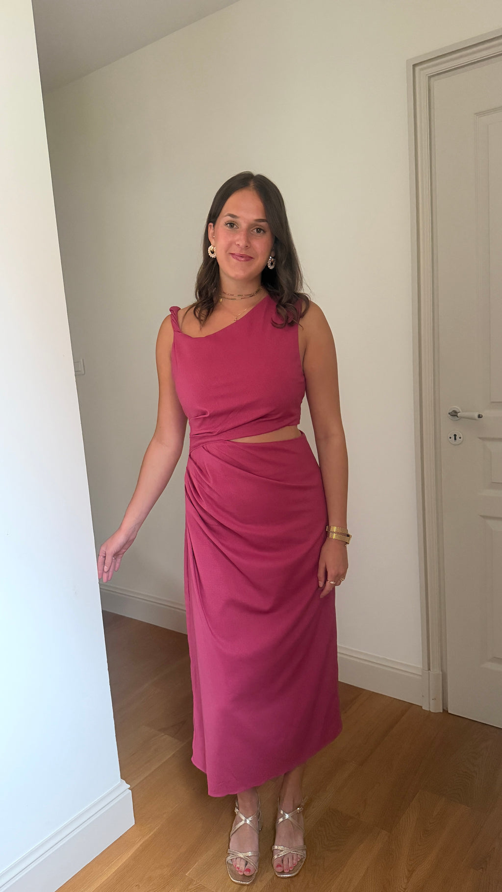 ROBE LONGUE ASYMÉTRIQUE À DÉCOUPE FRAMBOISE - ÉVIE