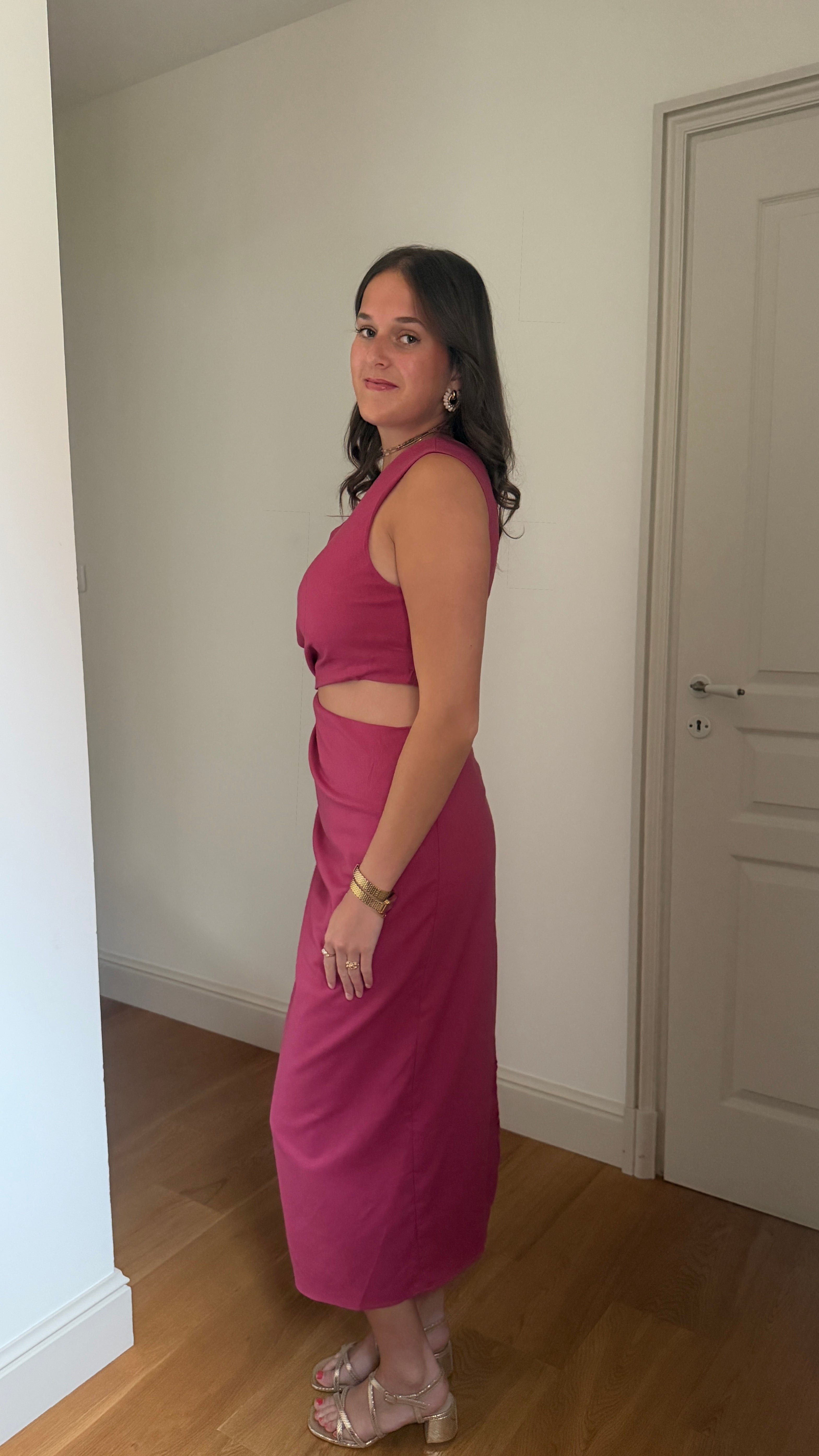 ROBE LONGUE ASYMÉTRIQUE À DÉCOUPE FRAMBOISE - ÉVIE