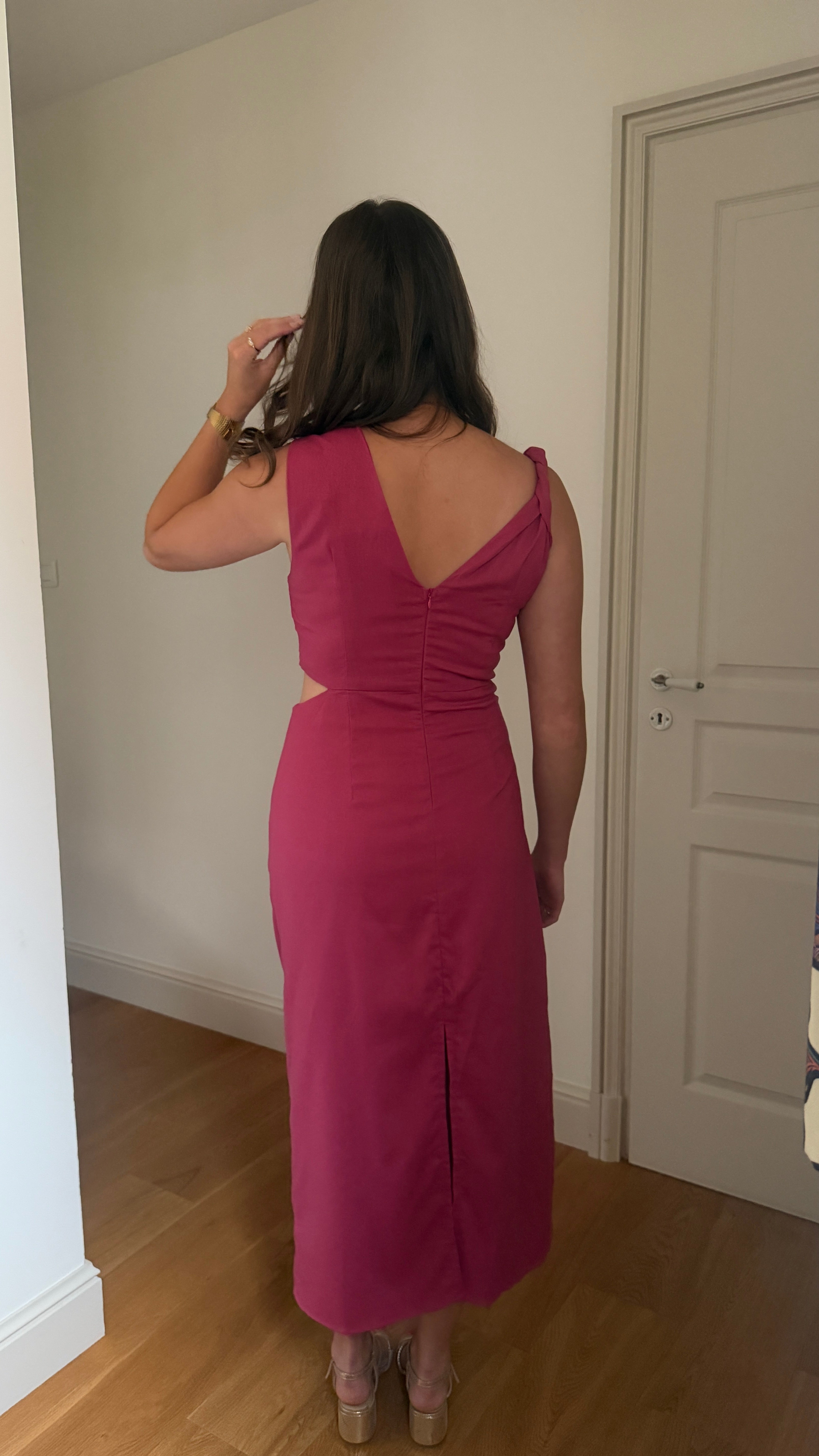 ROBE LONGUE ASYMÉTRIQUE À DÉCOUPE FRAMBOISE - ÉVIE