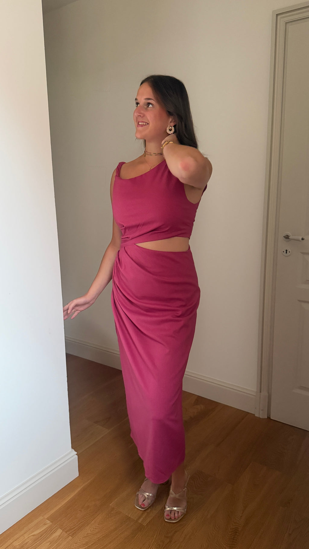 ROBE LONGUE ASYMÉTRIQUE À DÉCOUPE FRAMBOISE - ÉVIE