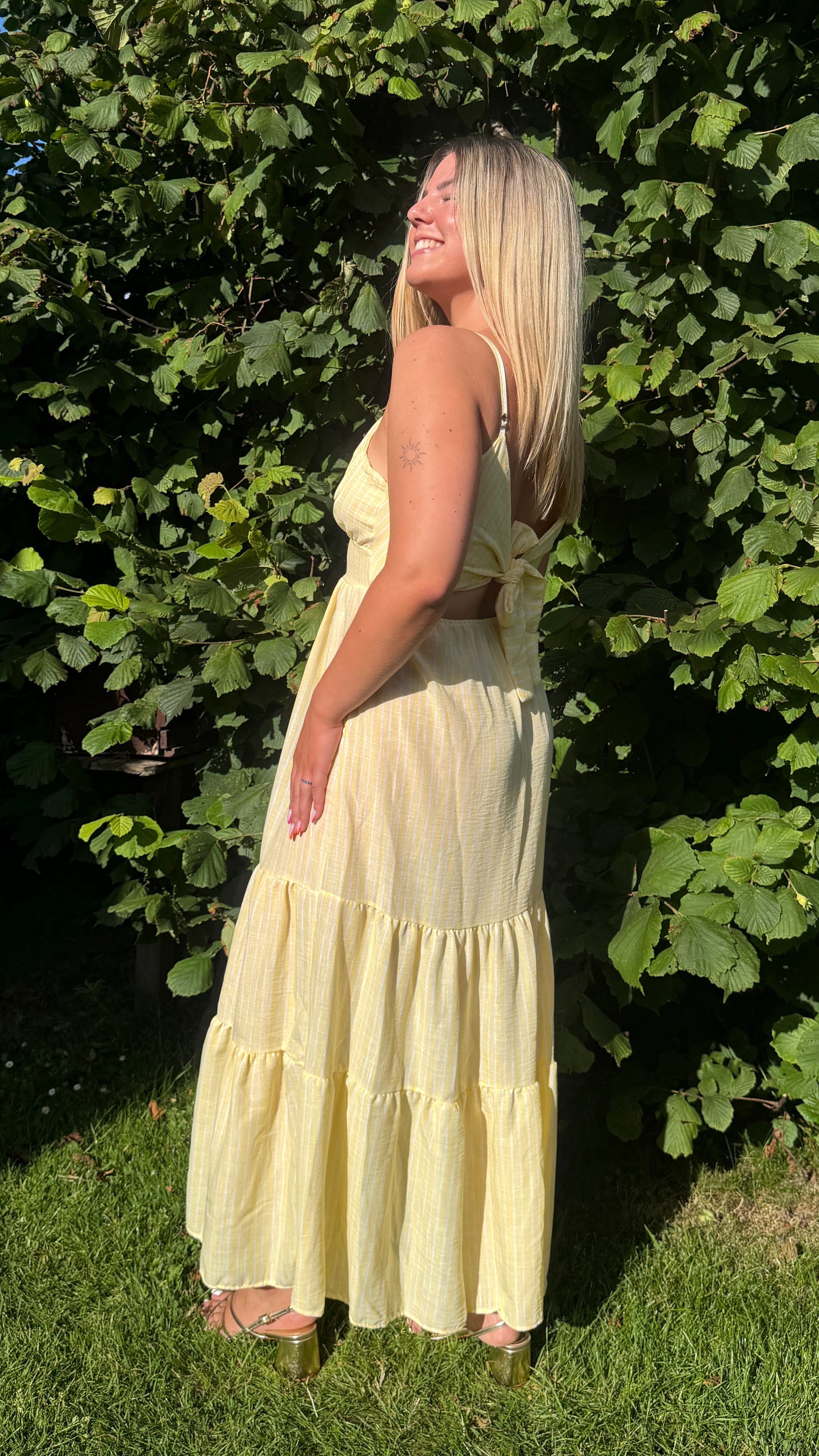 ROBE LONGUE DOS NU RAYÉE JAUNE/BLANC - ÉLIA